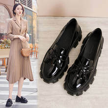 Sapatos femininos de ponta arredondada e borla, chinelos de couro japanned, para mulheres, desenho famoso, 2020 2024 - compre barato