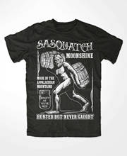 Sasquatch moonshine express. Camiseta vintage rebelde whiskey rockabilly. Verão algodão manga curta o pescoço dos homens t camisa novo S-3XL 2024 - compre barato