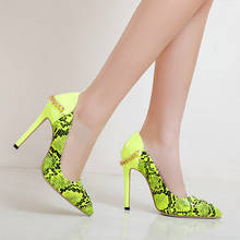 Sapatos de salto alto feminino, verde ou amarelo, com estampa de cobra, sapatos de salto alto fino, sexy, sapato de ponta fina, tamanho grande 34-45 2024 - compre barato
