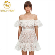 Женское кружевное платье, подиумное белое мини-платье с открытыми плечами, вырезом лодочкой и винтажной вышивкой и цветами, лето 2021 2024 - купить недорого