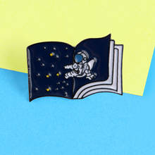 O céu azul profundo do universo astronauta livro broche boas vibrações emblemas read more lapela pinos engraçado citação jóias livro pinos brosche 2024 - compre barato