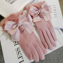 Женские зимние кашемировые Утепленные перчатки на запястье из кроличьего меха с защитой от ветра для сенсорного экрана и бантом, роскошные стильные элегантные мягкие перчатки 2024 - купить недорого