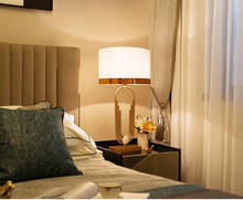 Lámpara de mesa de diseño moderno, luz de lectura dorada E27, pantalla de tela dorada y negra, garantía de 3 años, iluminación de habitación de hotel 2024 - compra barato