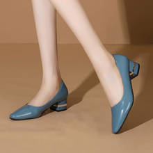 Женская Классическая обувь, лакированные кожаные топ-сайдеры, офисные туфли на среднем каблуке, черные топ-сайдеры, синие, весна-осень 8649C 2024 - купить недорого