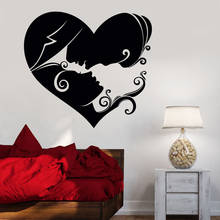 Pegatinas de vinilo creativas para pared de pareja, calcomanías artísticas de amor, corazón, beso, puerta, ventana, dormitorio, decoración Interior de boda, papel tapiz E067 2024 - compra barato