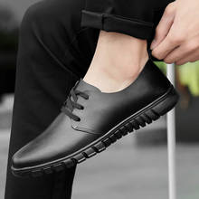 Кроссовки мужские кожаные Нескользящие, удобная повседневная обувь на плоской подошве, модные дизайнерские, черные белые 2024 - купить недорого