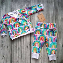Одежда унисекс с принтом радуги для маленьких мальчиков и девочек пуловер с длинными рукавами футболка Топ + леггинсы, штаны, комплект одежды 2024 - купить недорого