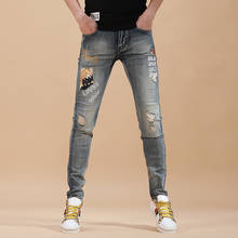 Мужские рваные джинсы с вышивкой, светло-голубые Стрейчевые джинсовые брюки, уличная одежда, прямые облегающие брюки 2024 - купить недорого