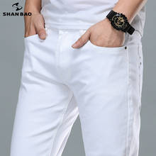 Джинсы SHAN BAO мужские узкие, модная брендовая одежда из хлопка, эластичные удобные деловые повседневные Молодежные джинсы, белые, весна-лето 2021 2024 - купить недорого