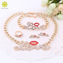 Conjuntos de joyería para mujer, conjuntos de joyas de labios rojos, Color dorado, cristal de amor, colgante de letras grandes, collar, pulsera, anillo y pendientes 2024 - compra barato