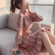 Женское платье-свитер в клетку, с воротником-хомутом 2024 - купить недорого