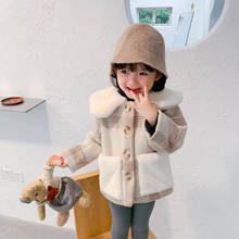 Осенне-зимние модные мягкие шерстяные куртки с меховым воротником для девочек 2020 повседневные клетчатые однобортные пальто с меховыми карманами 2024 - купить недорого