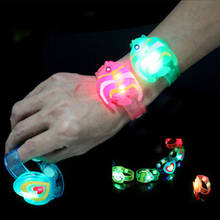 Pulsera de dibujos animados LED con Flash para niños, juguete de iluminación, regalo de cumpleaños, reloj de pulsera luminoso, suministros de fiesta brillantes, 2 uds. 2024 - compra barato