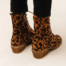 Осенние женские ботильоны леопардовая женская обувь на шнуровке с острым носком на не сужающемся книзу массивном каблуке Женская обувь в стиле ретро; большие размеры; 785 2024 - купить недорого
