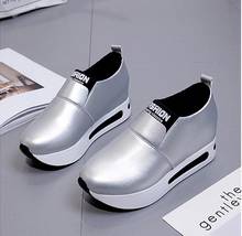 2020 zapatos de plataforma de cuña de moda Casual de cuero para primavera y otoño para mujeres Creepers plataforma femenina Slip on Increasing Sneakers 2024 - compra barato