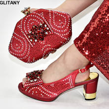 Zapatos italianos de señora y bolsos a juego decorados con diamantes de imitación, zapatos de fiesta y Bolsa, Sandalias de tacón alto de cuero PU, Color Rojo 2024 - compra barato