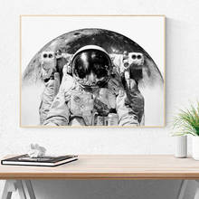 Póster fotográfico de astronauta en blanco y negro, Impresión de astronauta del espacio exterior, fotografía moderna, pintura en lienzo, imagen, decoración artística de pared para dormitorio 2024 - compra barato