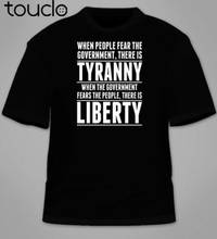 Когда люди боятся правительства, есть футболка с тиранией. Политическая анти-футболка 2024 - купить недорого