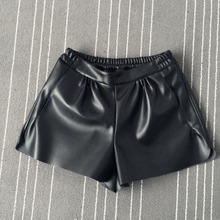 Pantalones cortos con cintura elástica para mujer, Shorts negros de cuero Pu, holgados, a la moda 2024 - compra barato