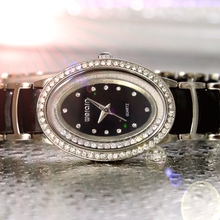 Женские Модные Аналоговые кварцевые часы, блестящий серебристый металлический ремешок, черный циферблат, женские часы-браслет 2024 - купить недорого