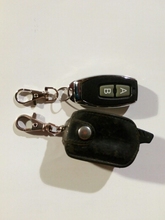 Lâmpada de controle remoto rc, interruptor ac 220v 2ch relé receptor 3 transmissor ask interruptor de iluminação sem fio para casa inteligente 315/433 2026 - The quality is good, except for attaching the box to the keychain. Added photo in comparison with keychain auto alarm. All three keychains work. Programming algorithm: connect the power to the board then press the button, the LED lights up. Next, press the button a (the LED will blink once) then B (the LED will blink several times and extinguish). For the next keychain repeat. It happens to backlight, to reset, press and hold the button on the board (the LED will blink several times). I plan to connect the lighting over the garage gates. You can order.